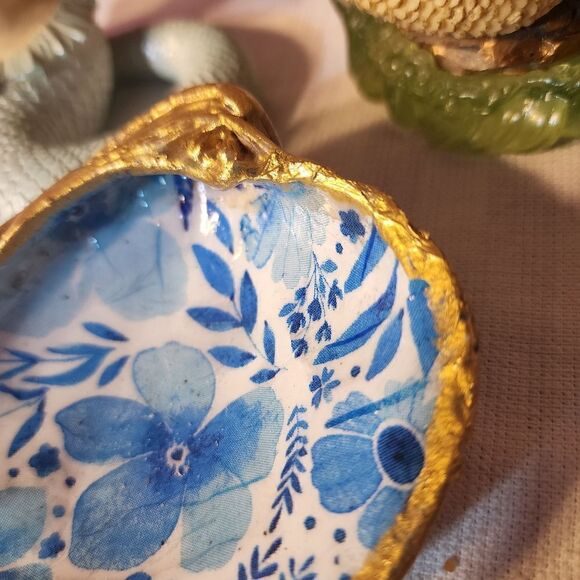 DECOUPAGE BLUE FLOWERS ON A CLAM SHELL - Picture 2 of 9